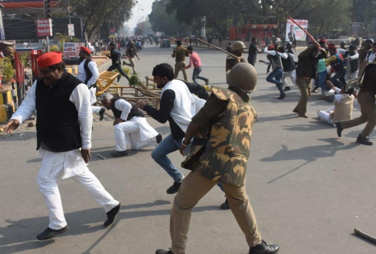 ex cm akhilesh yadav program cancel after heavy crowd student in allahabad university