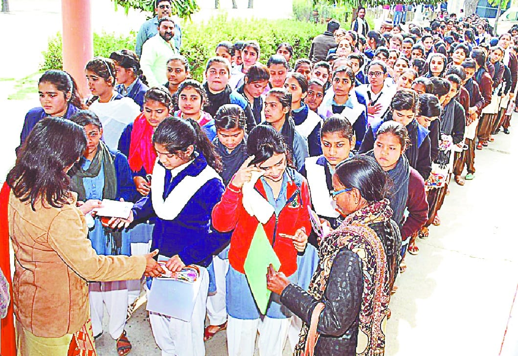 up board hindi ke aasaan paper se chaatr chaatraao ke chehre kile