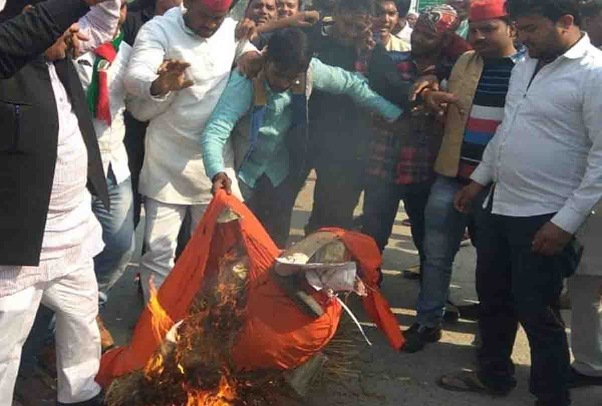 akhilesh yadav stop in amausi airport when he is on the way of prayagraj