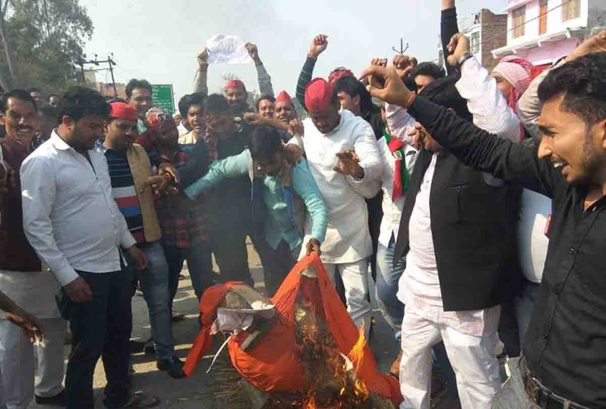 akhilesh yadav stop in amausi airport when he is on the way of prayagraj