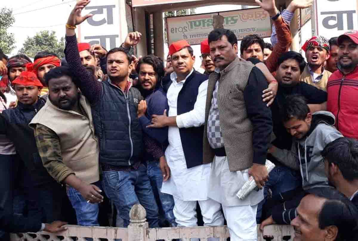 akhilesh yadav stop in amausi airport when he is on the way of prayagraj