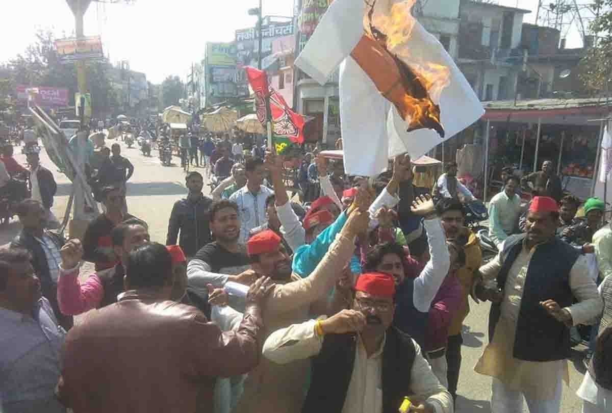 akhilesh yadav stop in amausi airport when he is on the way of prayagraj