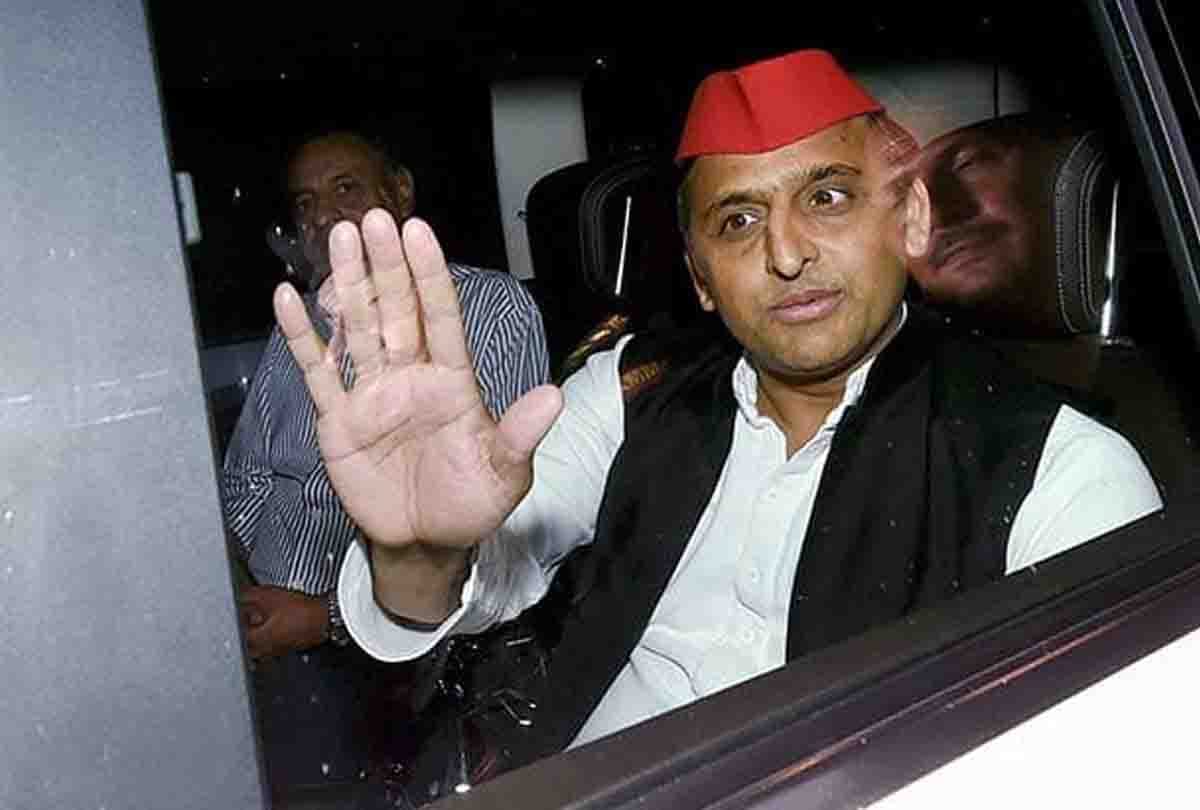 akhilesh yadav stop in amausi airport when he is on the way of prayagraj