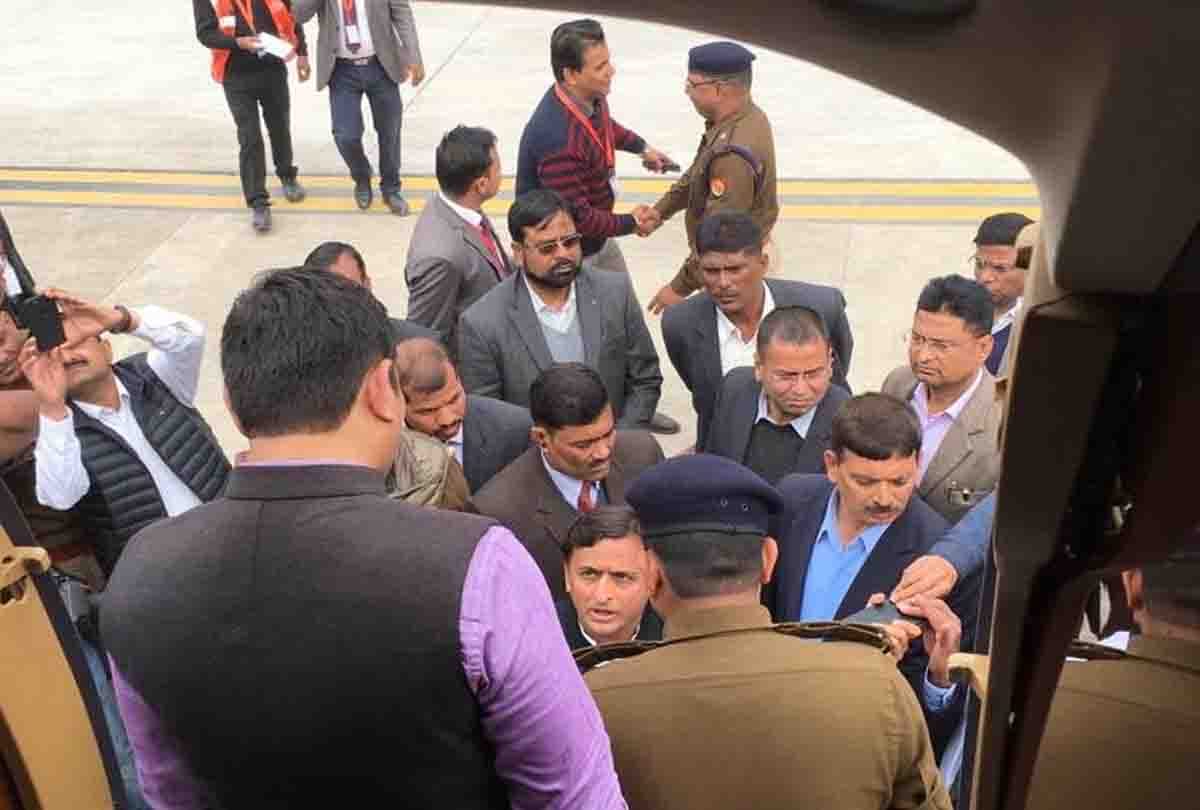 akhilesh yadav says prevented from boarding the airplane without any written orders