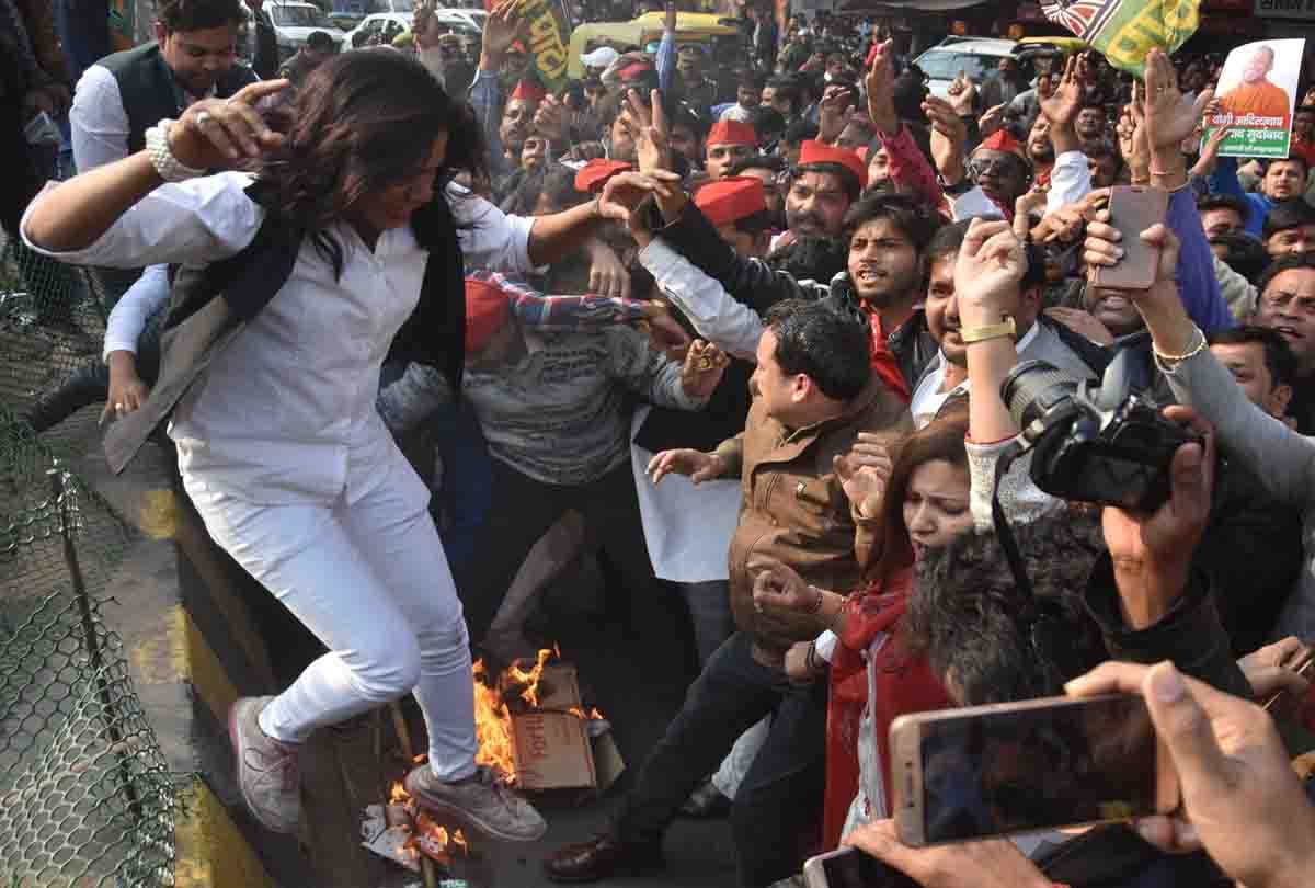 samajwadi party workers protest because of akhilesh yadav
