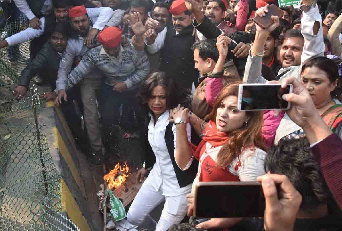 samajwadi party workers protest because of akhilesh yadav