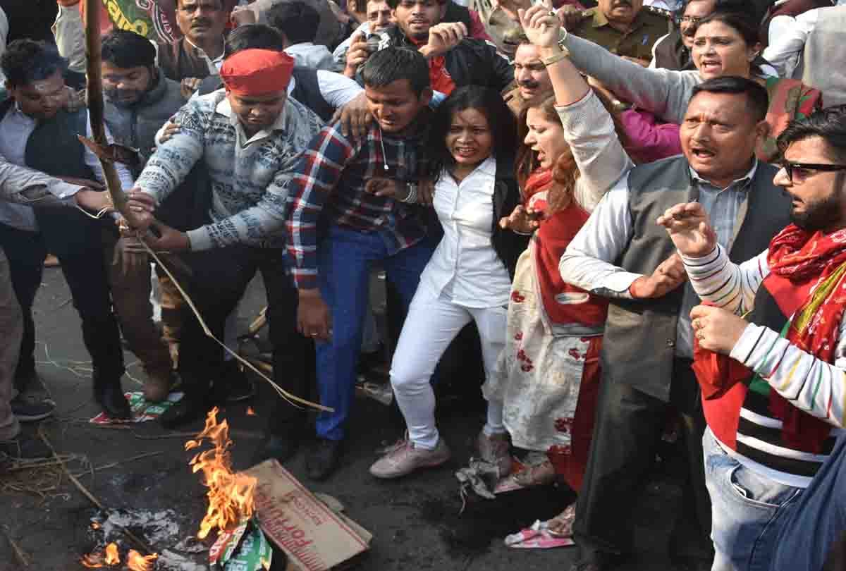 samajwadi party workers protest because of akhilesh yadav