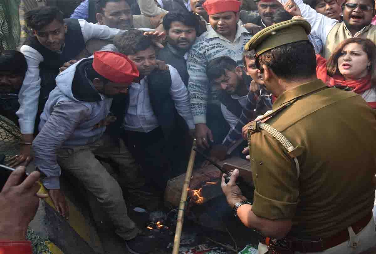 samajwadi party workers protest because of akhilesh yadav