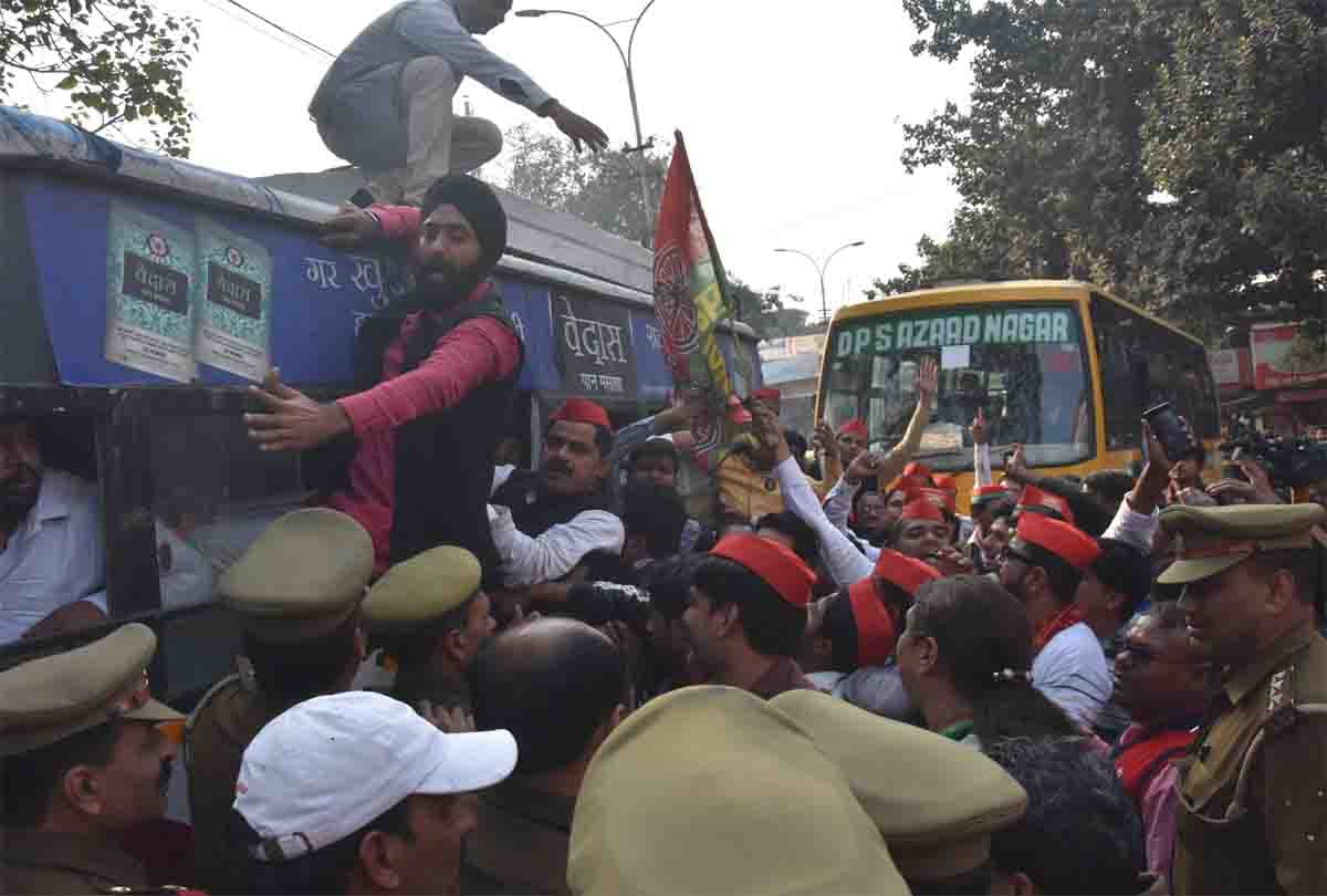 samajwadi party workers protest because of akhilesh yadav