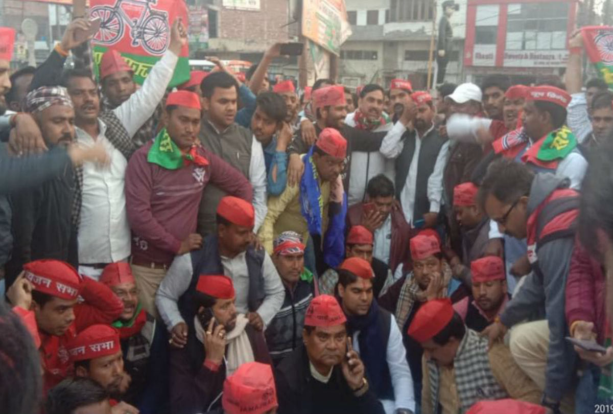 sp workers protest against yogi government in firozabad