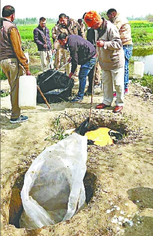 साइकिल से आने-जाने वाला इतना बड़ा शराब माफिया.. लोग हैरान