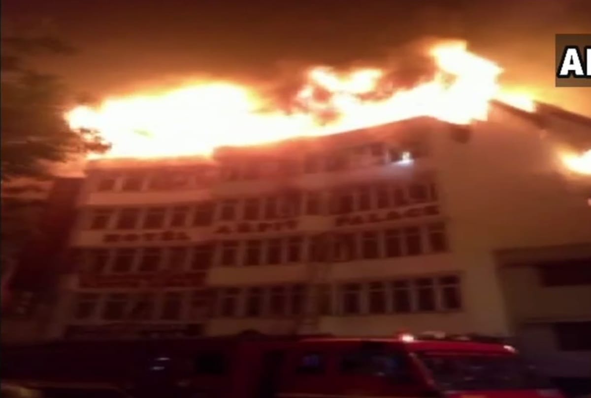 delhi hotel arpit palace catches fire in karol bagh 9 died more deads to happen see photos