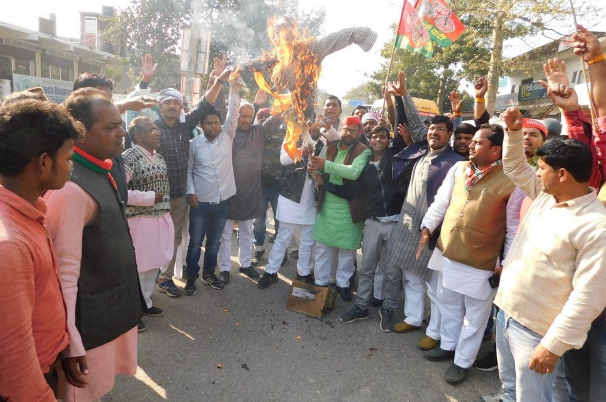 सपा कार्यकर्ताओं ने प्रदर्शन कर फूंका सीएम का पुतला
