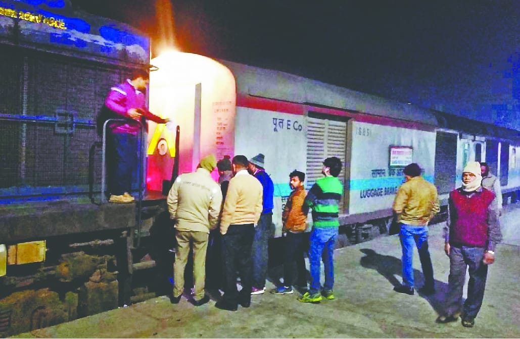 Ganga Sutlej Express train run without engine in Roorkee 