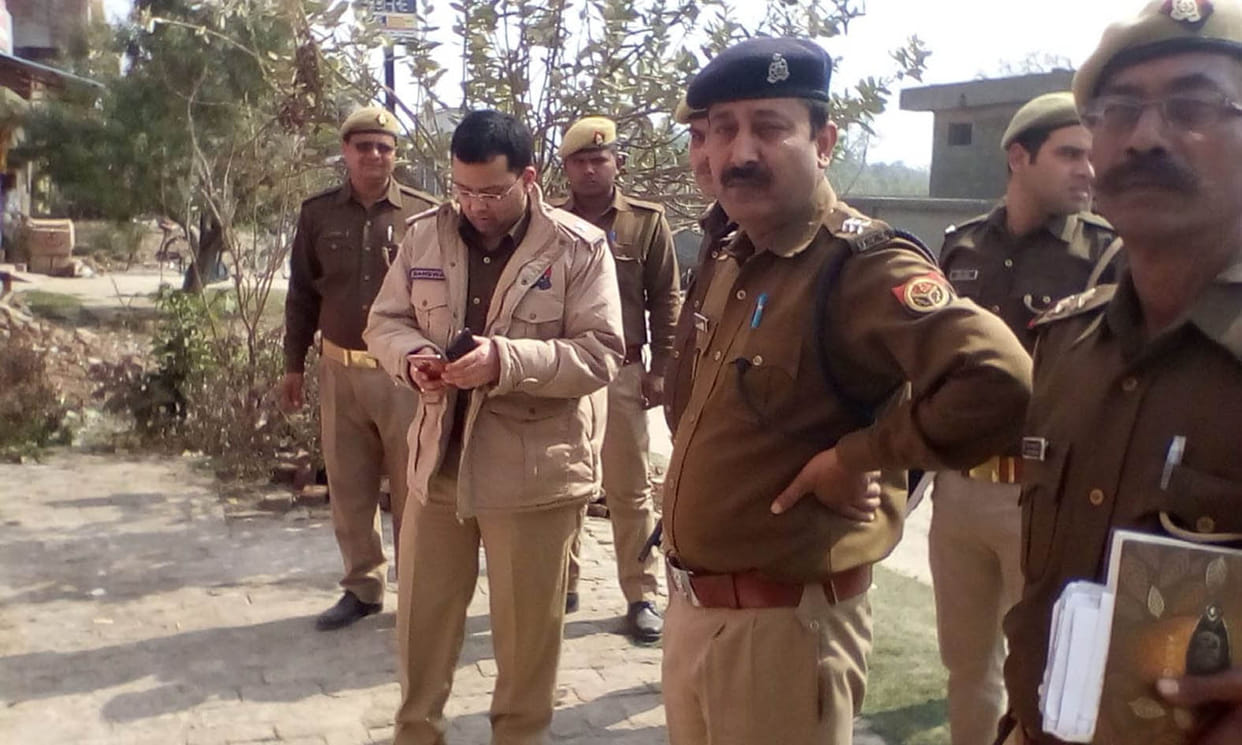 जिसके दरवाजे पर विवाद हुआ, उसके मुखिया और बेटे थाने लगाए गए
