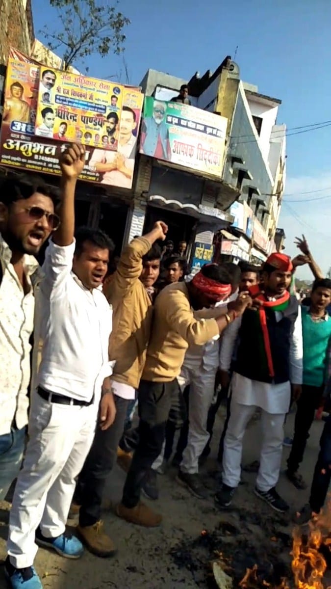 अखिलेश यादव को रोकने पर भड़के सपाई