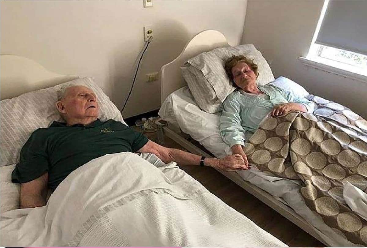 Couple dies holding hands Their story will leave you in tears