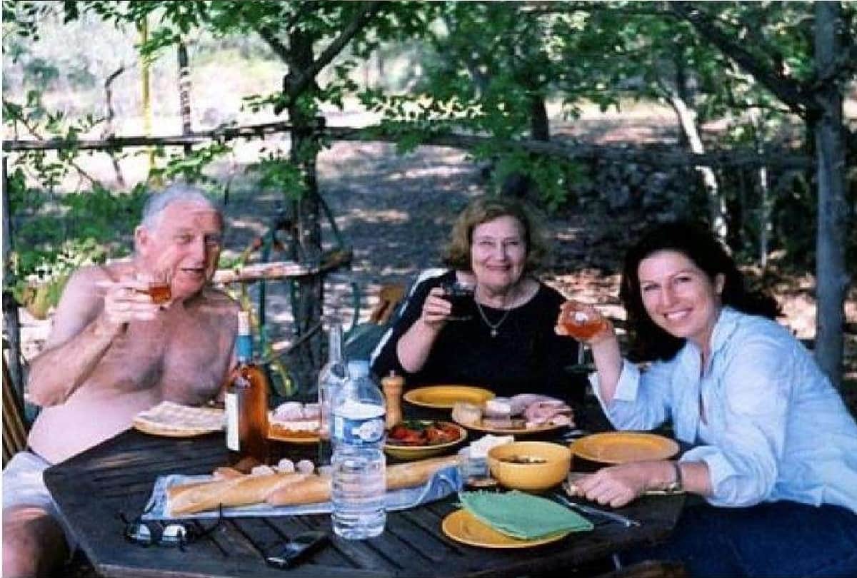 Couple dies holding hands Their story will leave you in tears