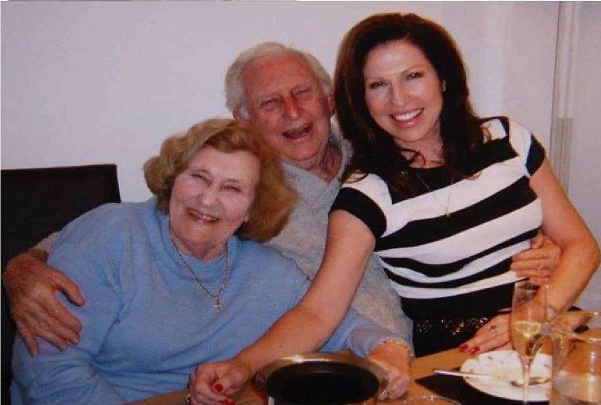 Couple dies holding hands Their story will leave you in tears