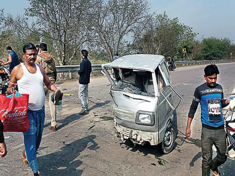 Dump collides with uncontrolled car van, 10 wounded