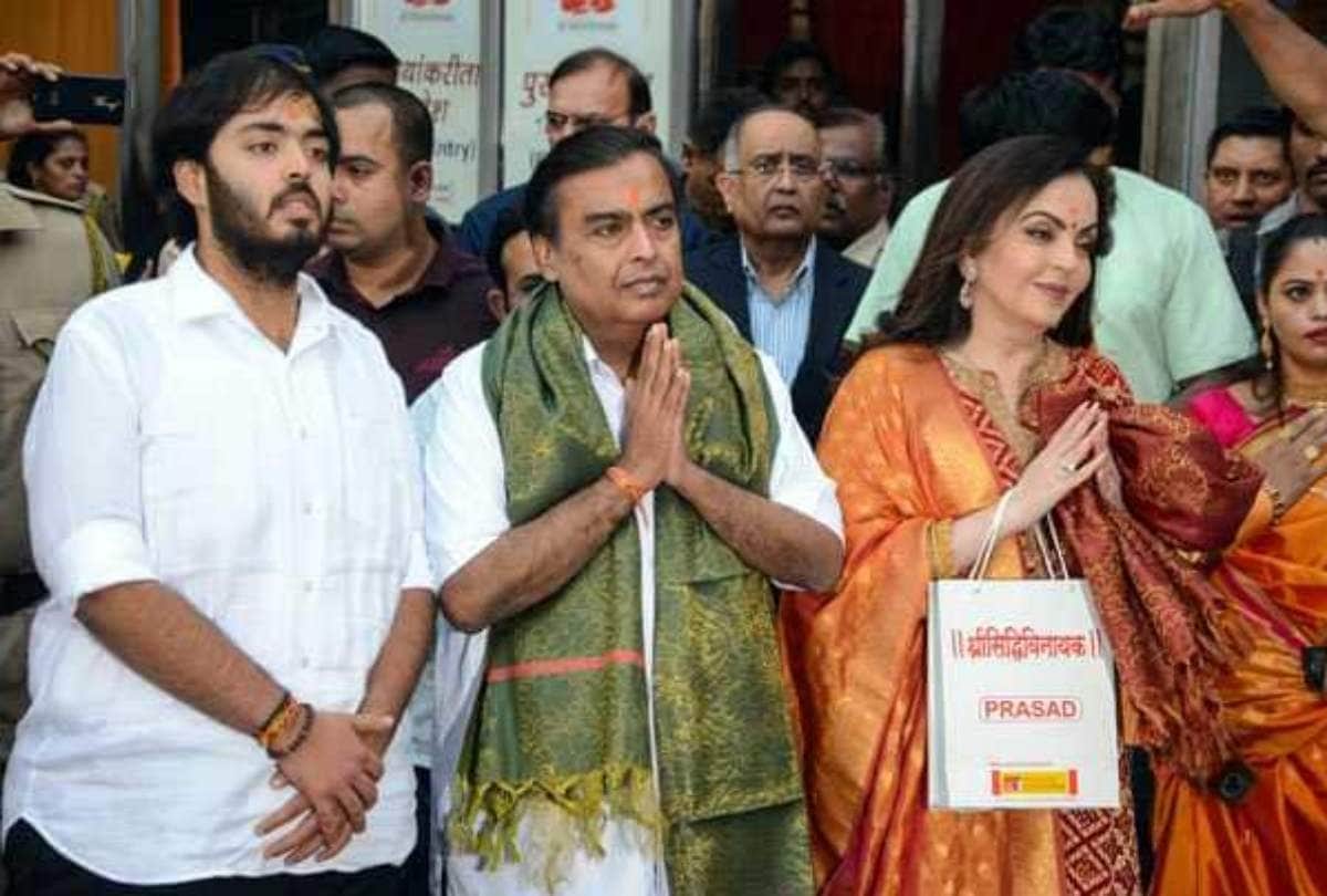 mukesh ambani and nita reached siddhivinayak temple with invitation card of akash wedding