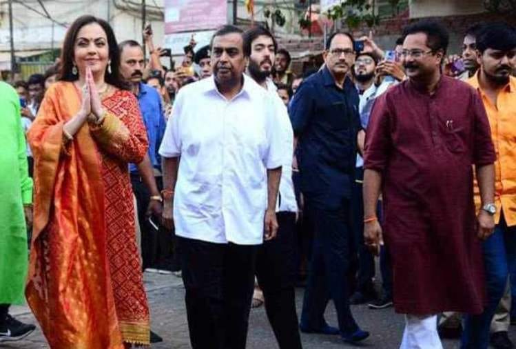 mukesh ambani and nita reached siddhivinayak temple with invitation card of akash wedding