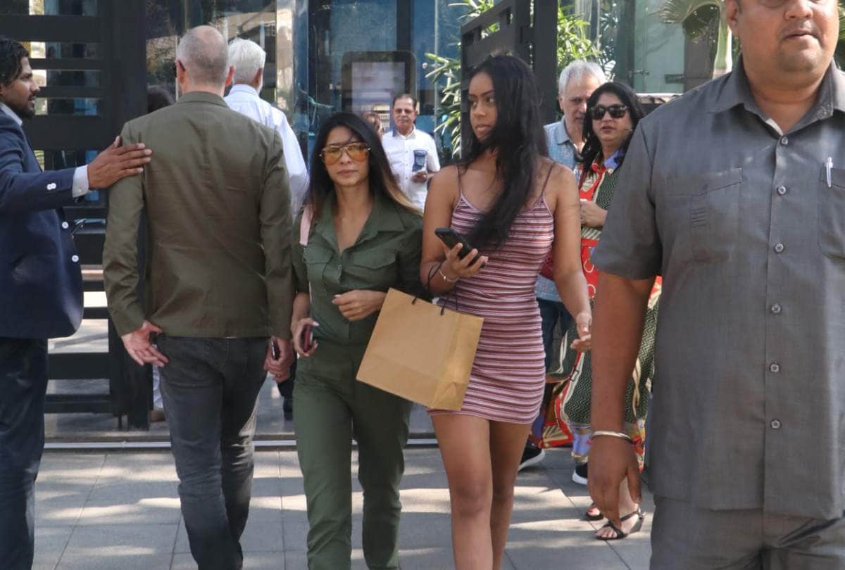 ajay devgn daughter nysa shopping with masi tanisha mukerjee