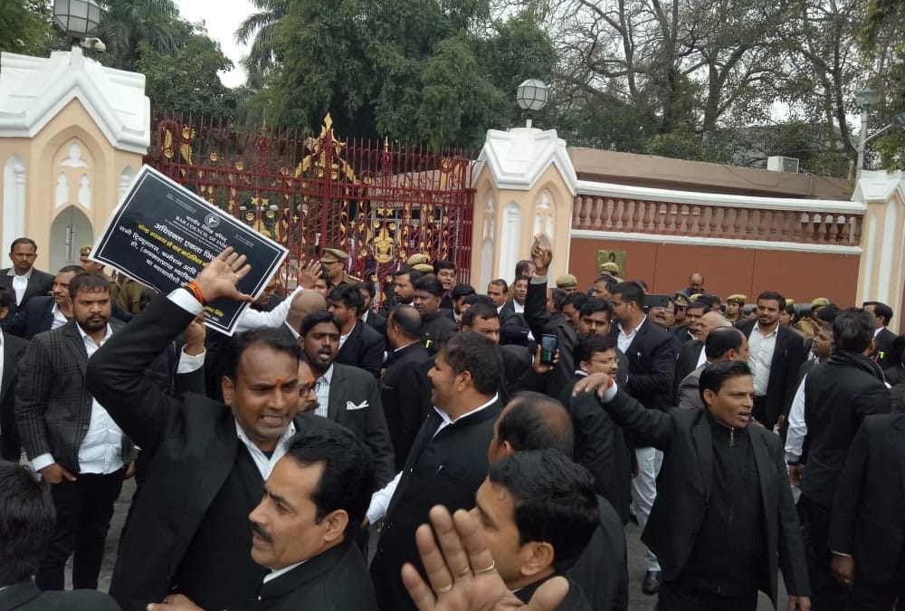 lawyers protest in lucknow for their demands.