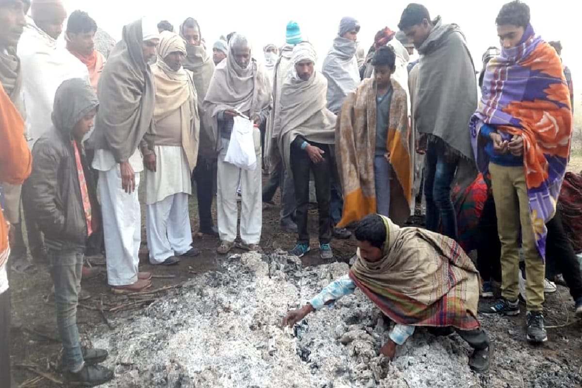 Saharanpur, 82 people died from drinking poisonous liquor and, relatives crying in cremation ground