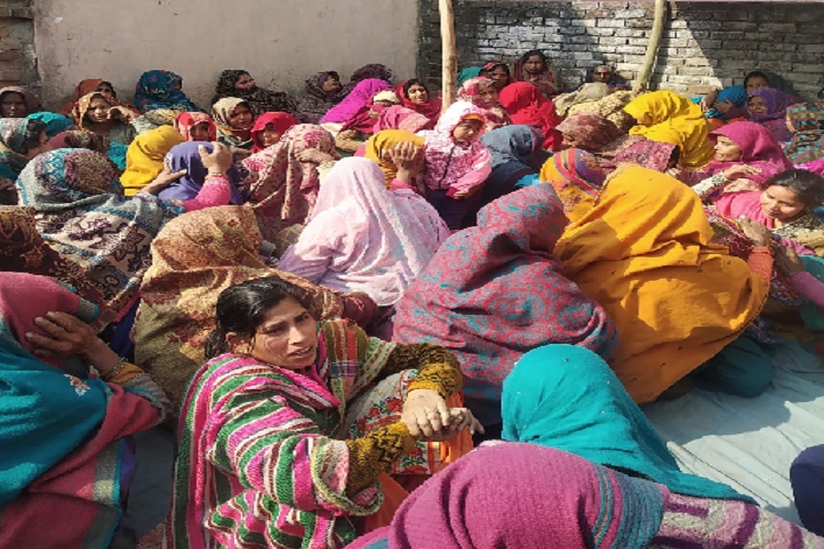 Saharanpur, 82 people died from drinking poisonous liquor and, relatives crying in cremation ground