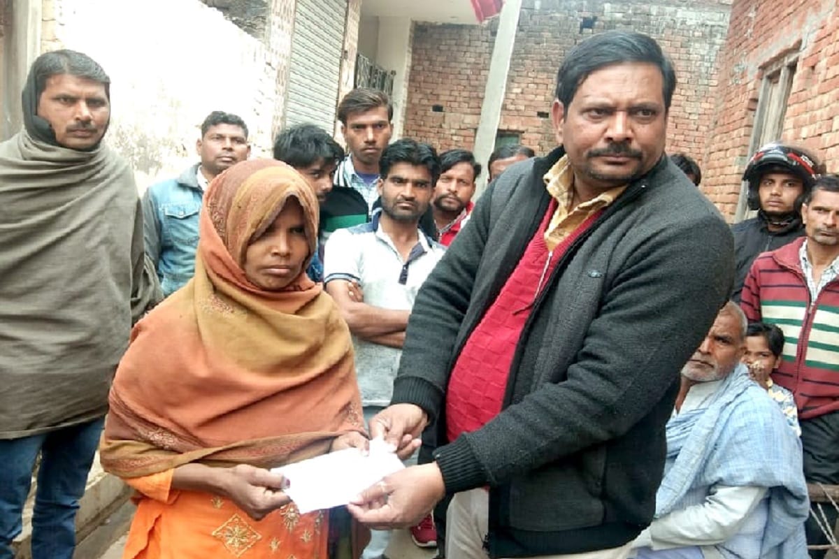 Saharanpur, 82 people died from drinking poisonous liquor and, relatives crying in cremation ground