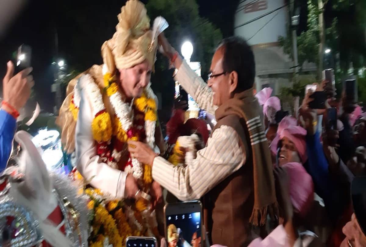 shivraj singh chouhan gives blessings to groom who put Mehndi on the name of PM Modi