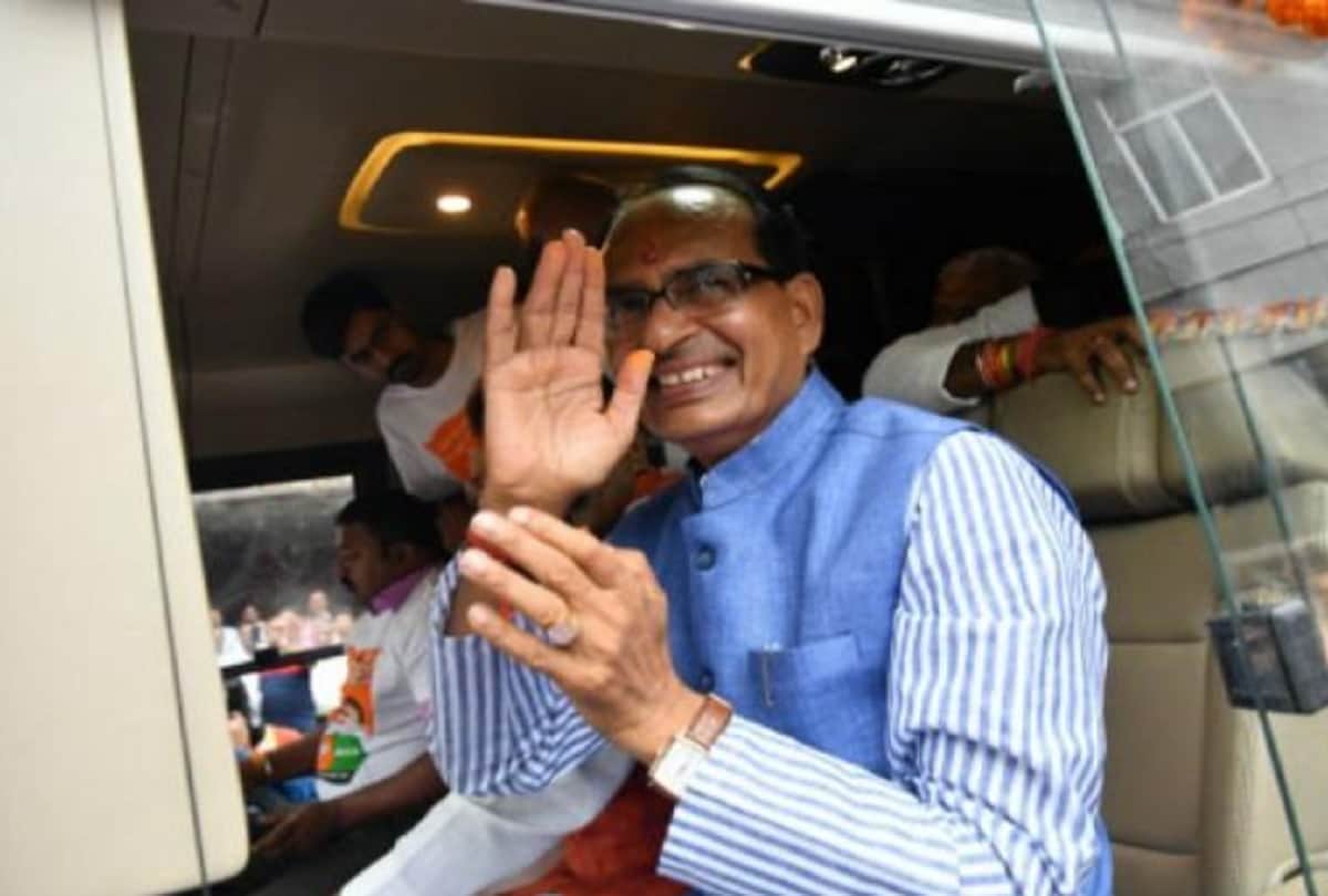 shivraj singh chouhan gives blessings to groom who put Mehndi on the name of PM Modi