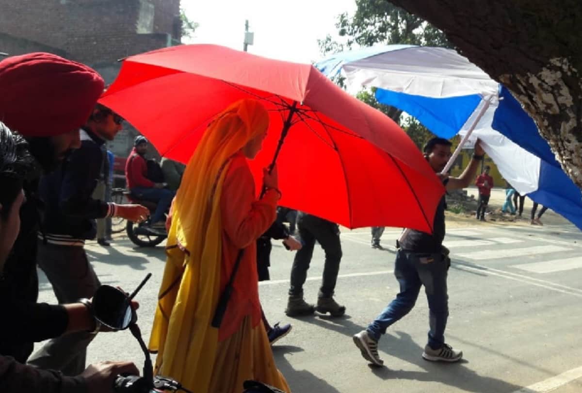 Bollywood actress bhumi Pednekar and Taapsee Pannu drive tractor in meerut