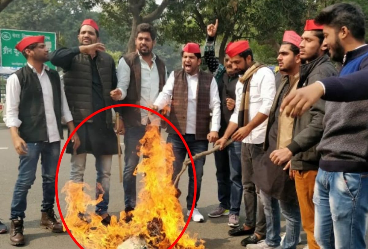 SP supporters fired Modi-Yogi effigy in Meerut after stopping Akhilesh Yadav on prayagraj airport