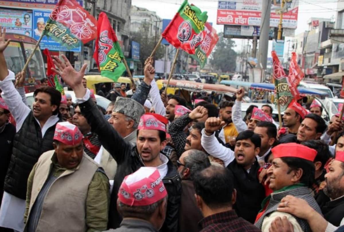 UP AKHILESH VIOLENCE SP workers go on rampage as govt clips Akhilesh Yadav's wings