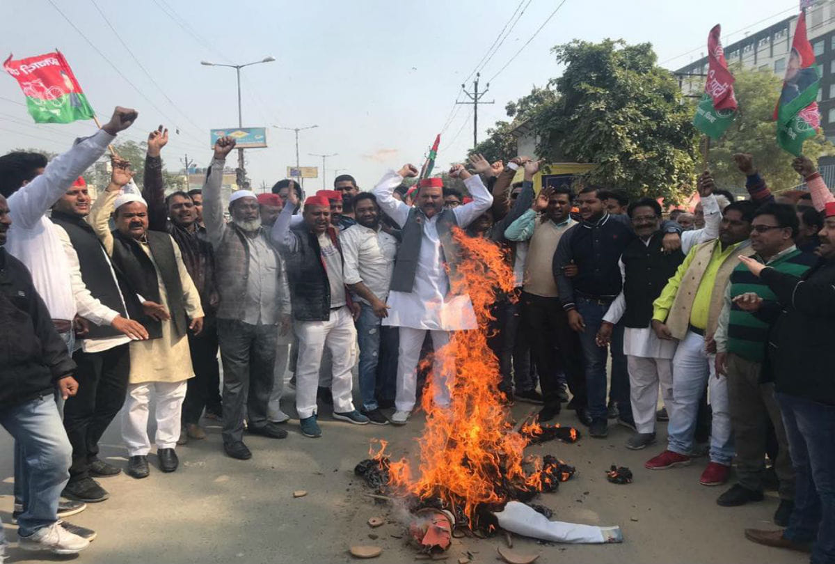 akhilesh yadav's party sp workers protest against yogi government in agra