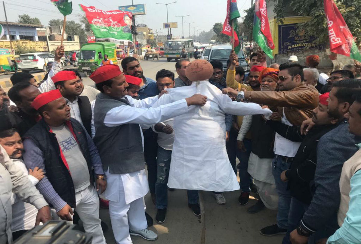 akhilesh yadav's party sp workers protest against yogi government in agra