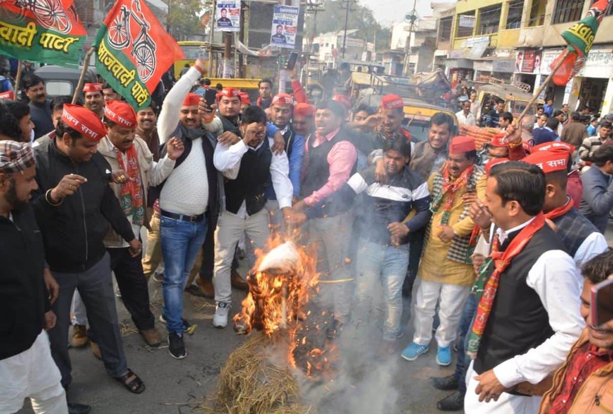 UP AKHILESH VIOLENCE SP workers go on rampage as govt clips Akhilesh Yadav's wings