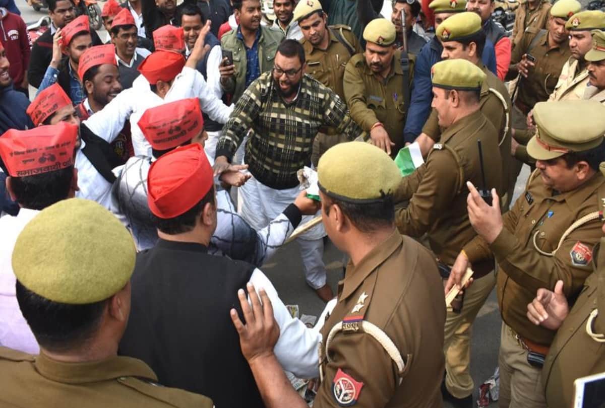 UP AKHILESH VIOLENCE SP workers go on rampage as govt clips Akhilesh Yadav's wings