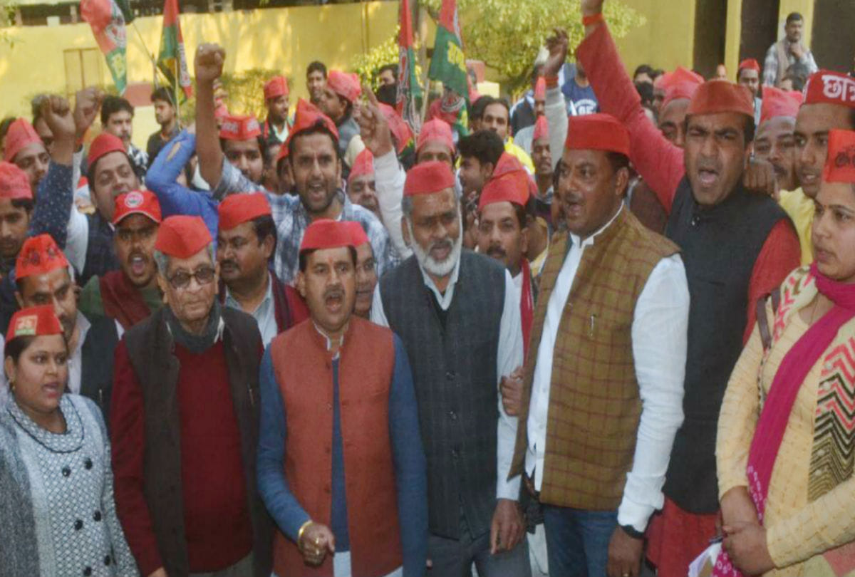 akhilesh yadav's party sp workers protest against yogi government in agra
