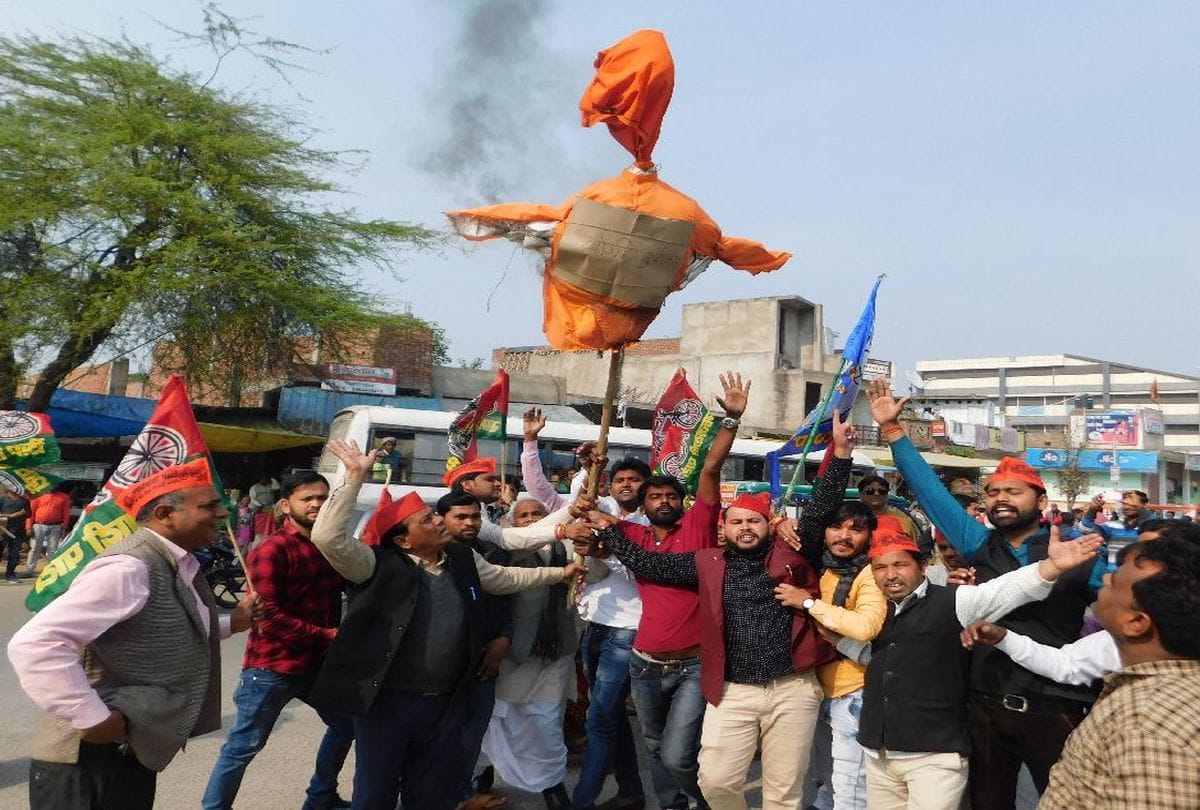 अखिलेश को रोकने पर भड़के सपाई, जगह-जगह योगी के पुतले फूंके