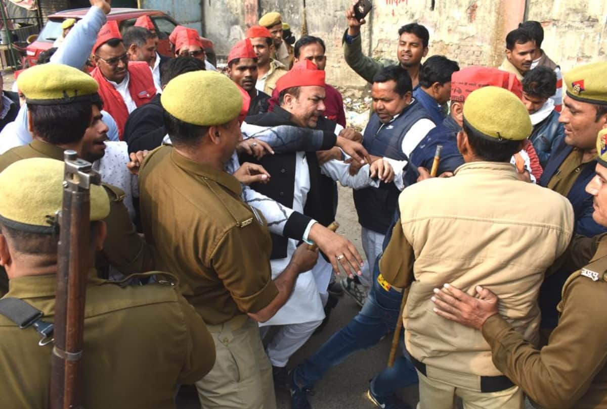 UP AKHILESH VIOLENCE SP workers go on rampage as govt clips Akhilesh Yadav's wings