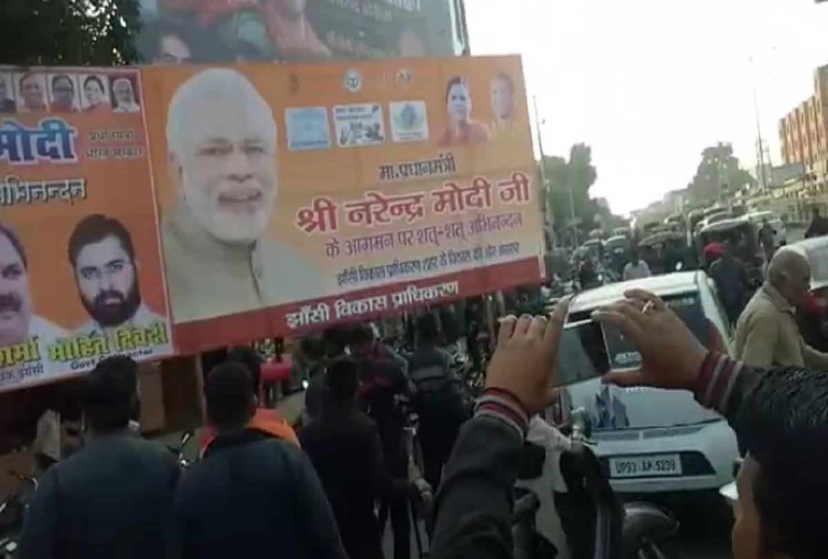 SP workers protest in Jhansi
