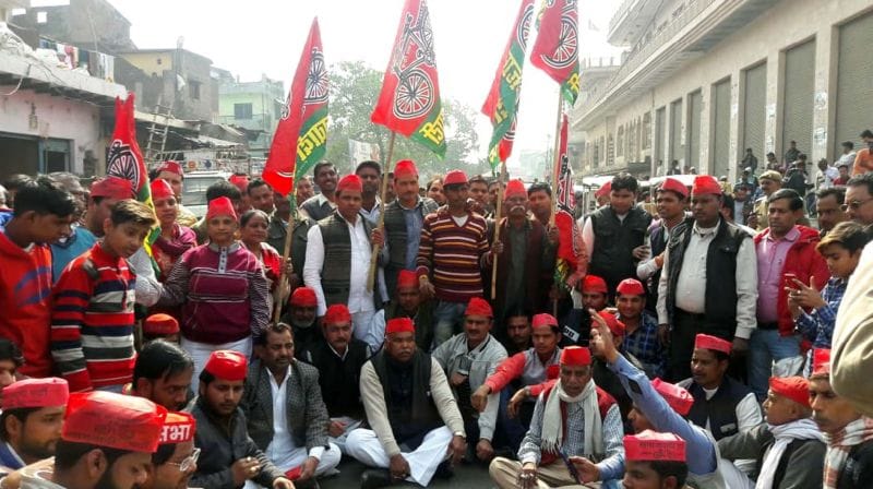 अखिलेश यादव को रोका तो सड़कों पर उतरे सपाई
