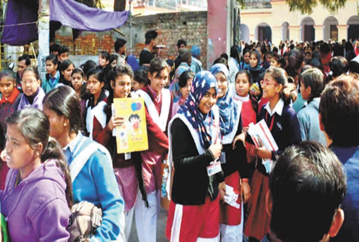 Pratapgarh: Due to duplication, more than ten thousand examiners left the examination