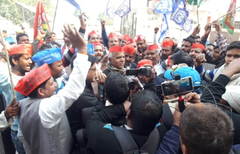 Akhilesh Yadav stopped at lucknow airport and samajwadi party supporters angry in purvanchal