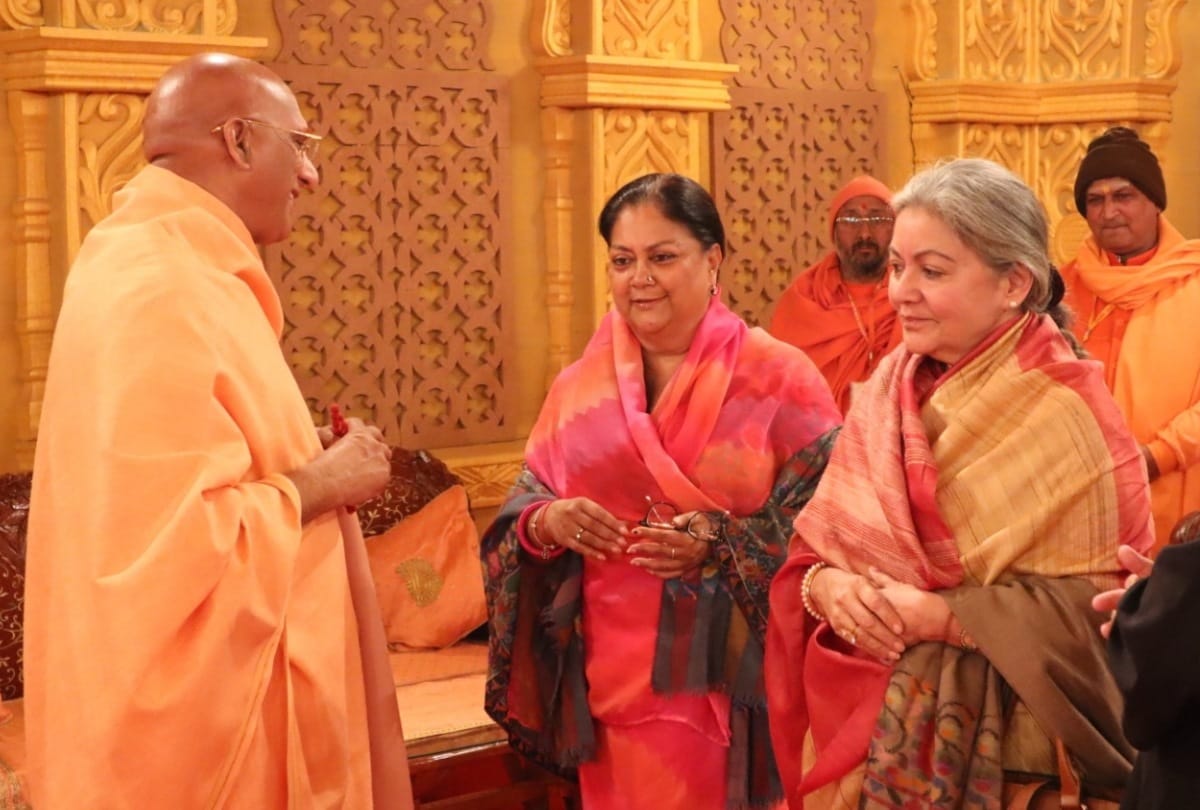kumbh 2019: ex cm vasundhara raje meet juna peethadhishwar in kumbh mela prayagraj
