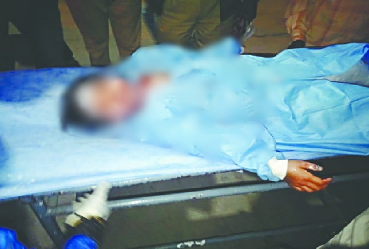 Women Pouring boiled oil on six year old innocent girl while she stands in her balconie at Delhi