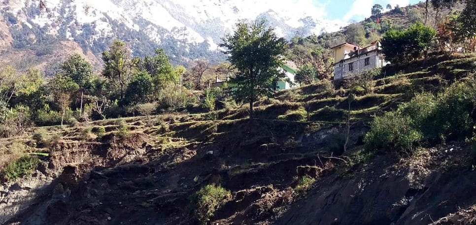 ऑलवेदर रोड के कार्य से खतरे की जद में आवासीय भवन